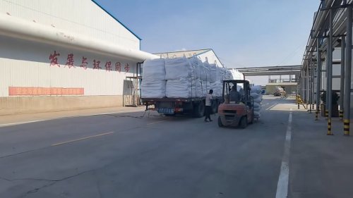 工厂仓库中整齐堆放的SAP吸水树脂产品，便于装车