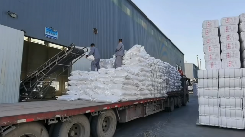 吸水树脂生产厂区产品装车，产品质量符合高吸水高保水标准，用于农业及卫生行业