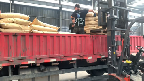吸水树脂装车现场，工厂在运输过程中确保产品质量