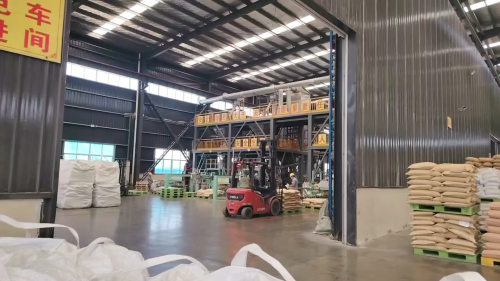 工厂叉车装运吸水树脂土壤改良剂，保障高效出货