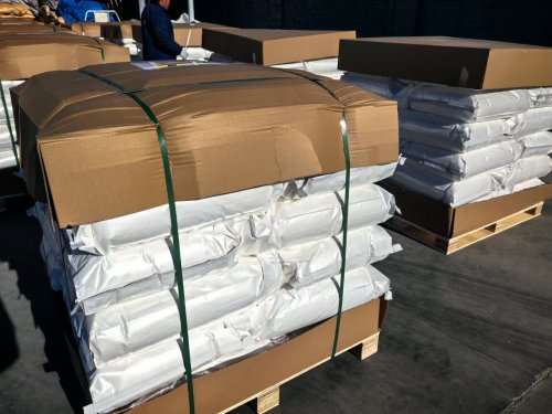工厂员工正在装载高吸水性树脂产品