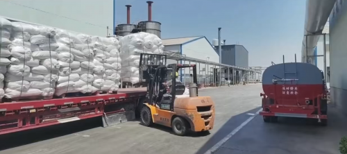 SAP吸水树脂产品在工厂厂区由叉车搬运