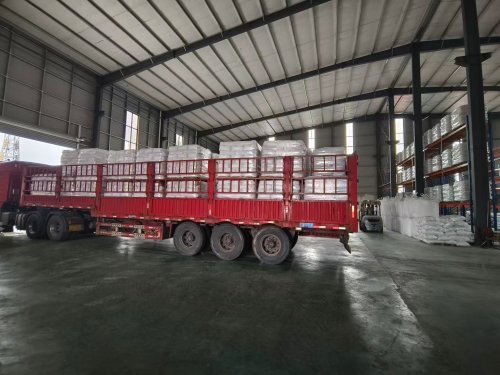 青海高分子吸水树脂厂区产品装车现场，批发运输准备