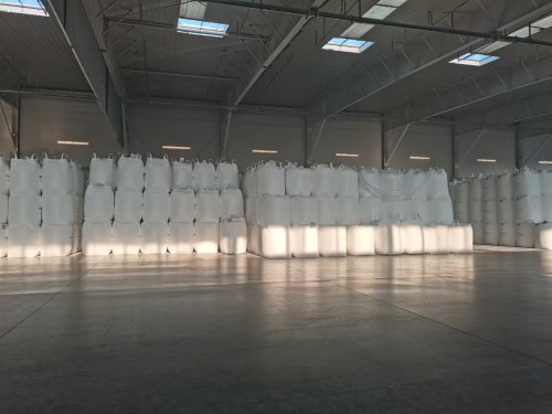 高吸水性树脂保水剂产品在厂区装车运输