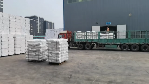 叉车搬运高分子吸水树脂产品