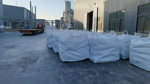 厂区工作人员正在搬运高分子吸水树脂颗粒
