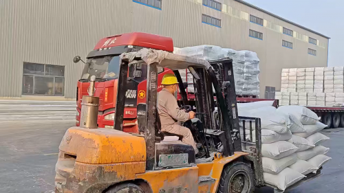 高吸水性树脂产品在工厂厂区装车