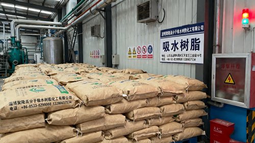 工人正在整理丽水高分子吸水树脂包装