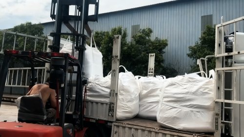 工业吸水树脂产品在朔州加工厂装车准备发货