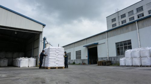 抚顺高分子吸水树脂颗粒产品整齐装载在卡车上