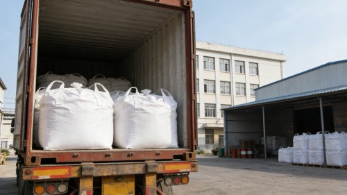 工厂厂区装车高分子吸水树脂成品