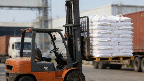 工厂工作人员整理吸水树脂产品