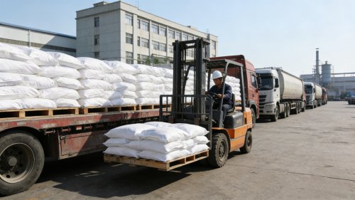 工厂仓库颗粒吸水树脂产品装车