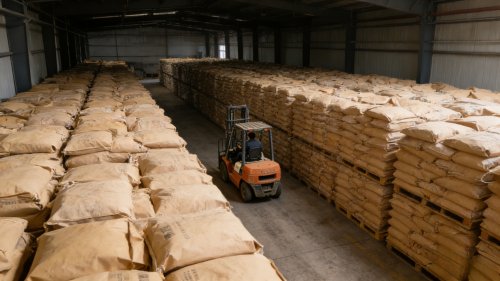 河南纸尿裤吸水树脂工厂产品装车实景