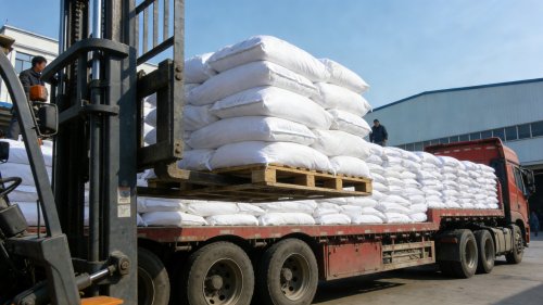 淄博聚隆厂区吸水树脂产品装车运输场景