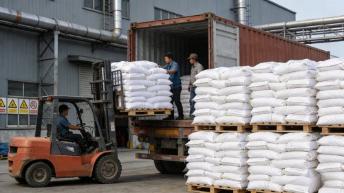 SAP吸水树脂包装产品在工厂内进行装车搬运作业